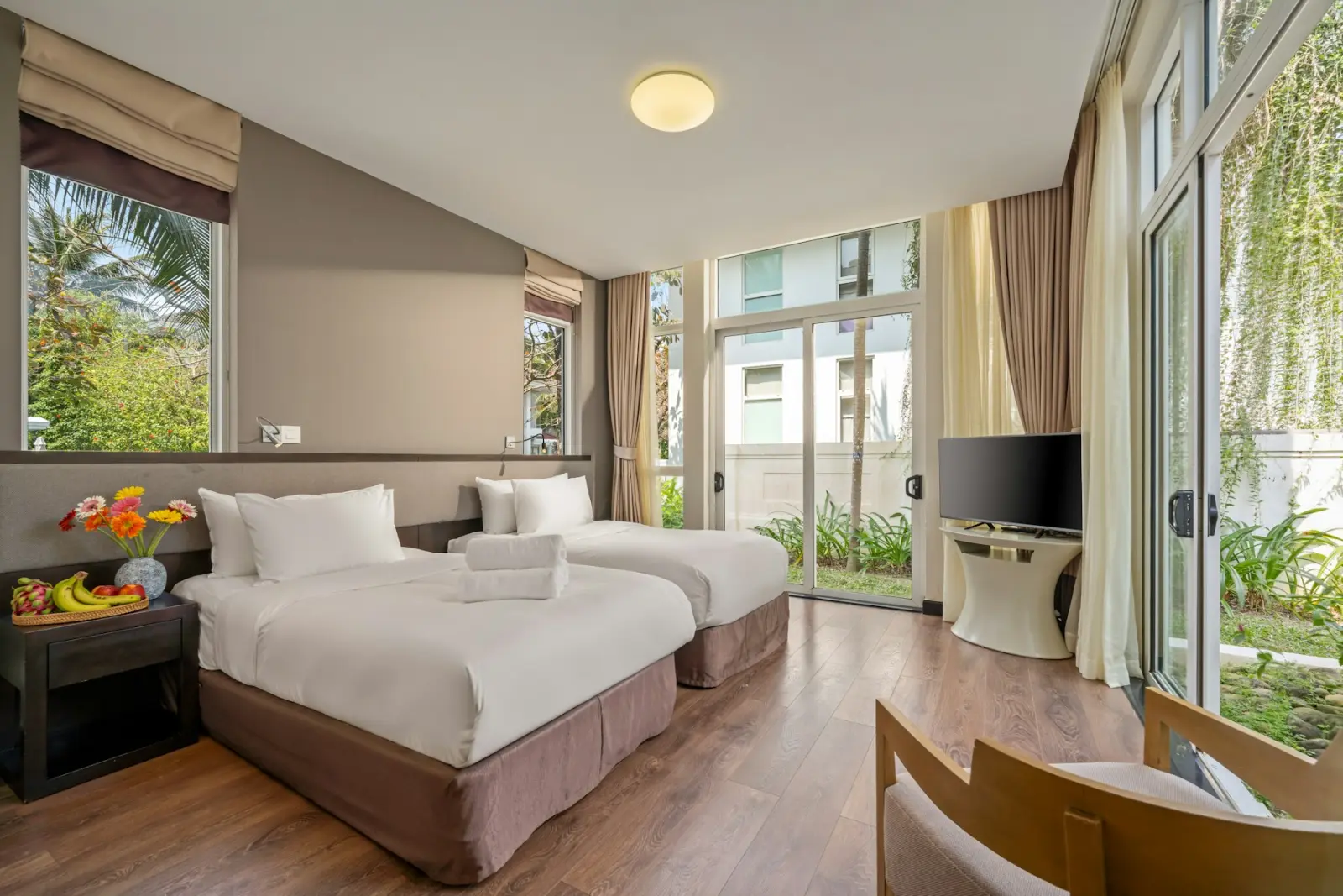 Family Residence — Main bedroom